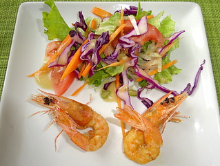 Crevettes bleues et Salade compose de Tahiti