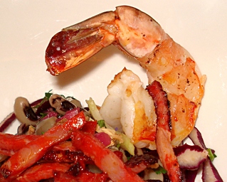 Gambas grill�es sur Salade aux Chorizo et haricots mavromatika
