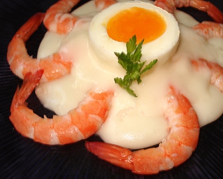 Oeuf B�chamel et Crevettes roses