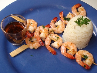 Petites Brochettes de Crevettes roses � l'Huile piquante